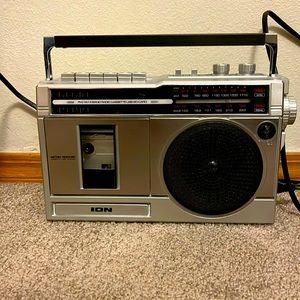 Retro style Am/Fm radio cassette, ISB,SD Card and Bluetooth. Non smoking home.